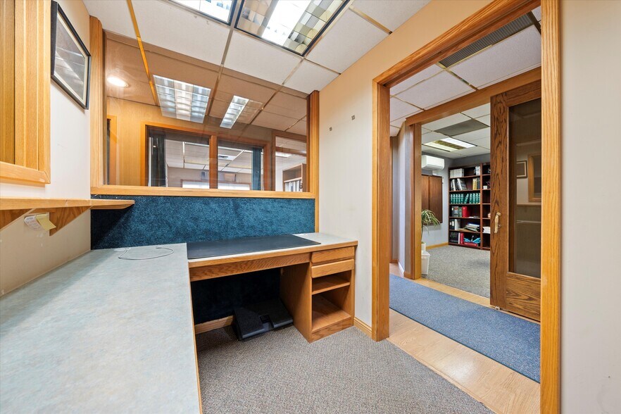 More Photos Of 100 E Broadway Ave, Moses Lake Office For Sale