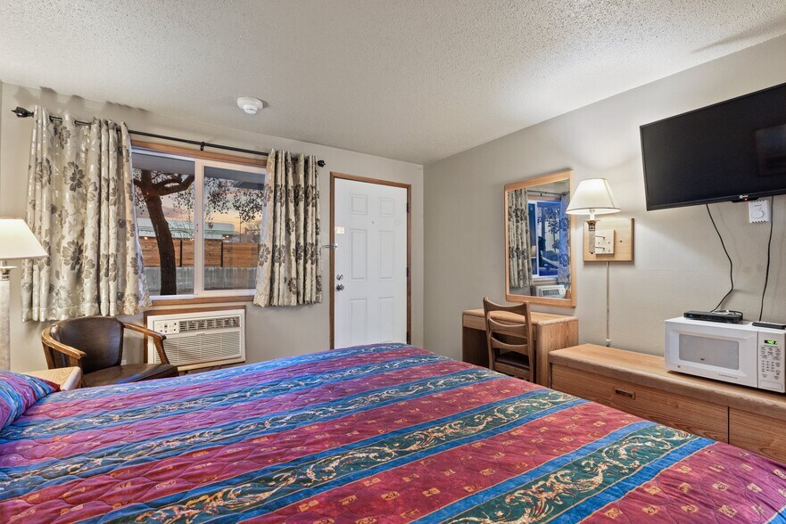 More Photos Of 1510 Adams Ave, La Grande Hotel For Sale