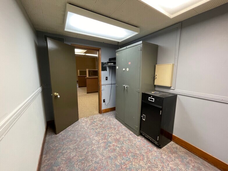 More Photos Of 300 E Main St, Pullman Bank For Sale