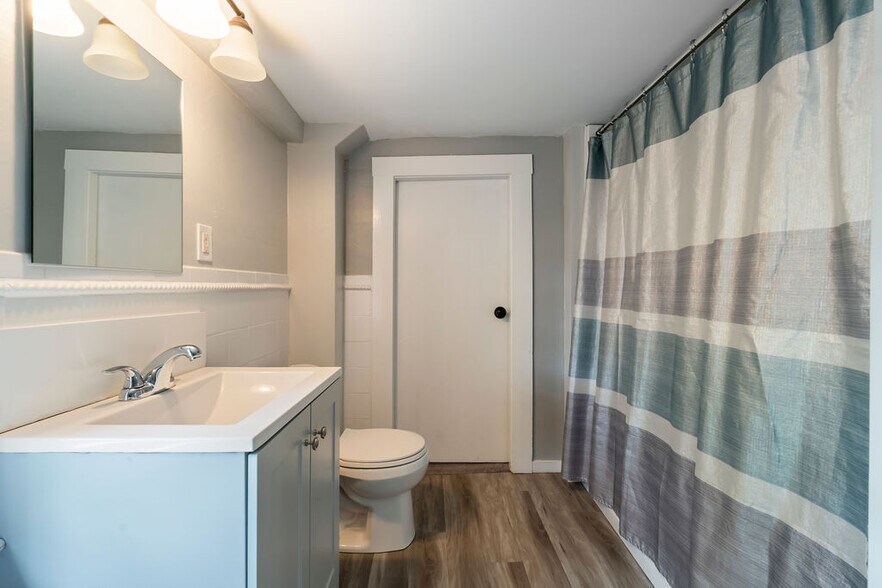 More Photos Of 3 Portsmouth Ave, Exeter General Retail For Sale