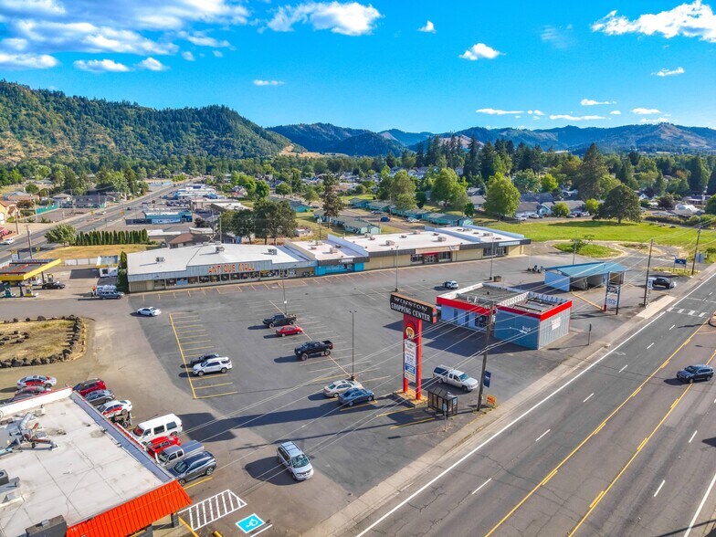 More Photos Of 120 SW Douglas Blvd, Winston Supermarket For Lease