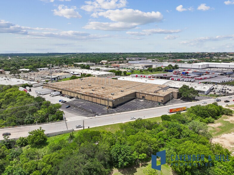 More Photos Of 3200 E Houston St, San Antonio Warehouse For Sale