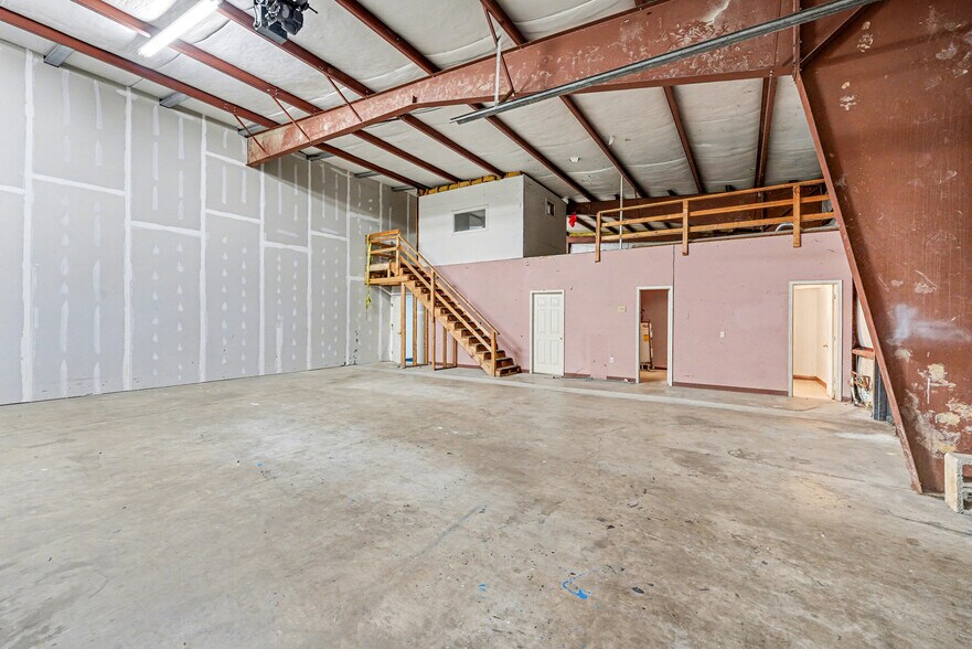 More Photos Of 670 Cambridge St, Fredericksburg Warehouse For Lease