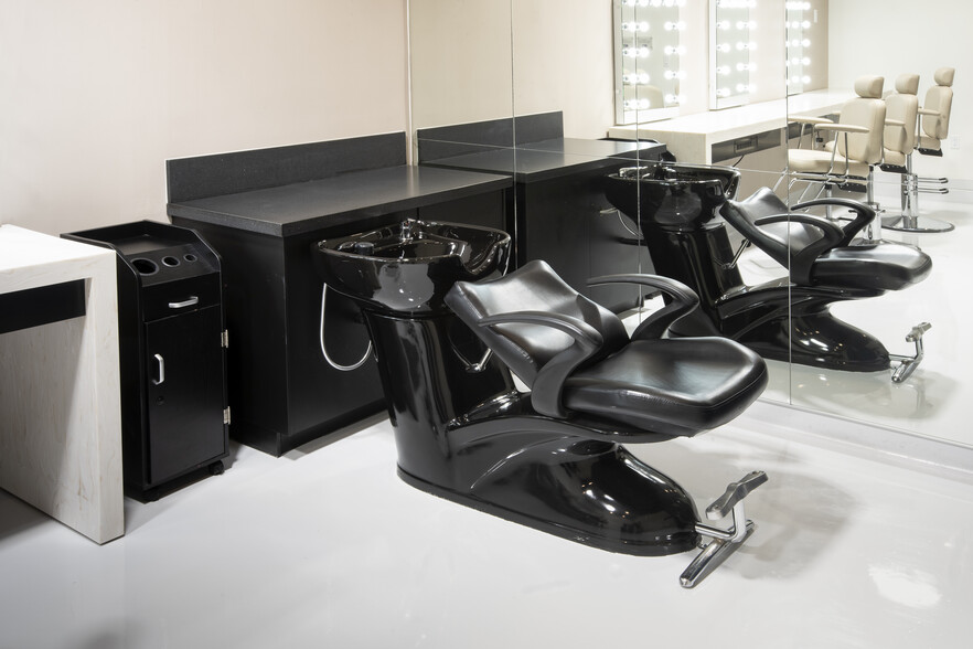 More Photos Of 10824 Burbank Blvd, North Hollywood Warehouse For Lease