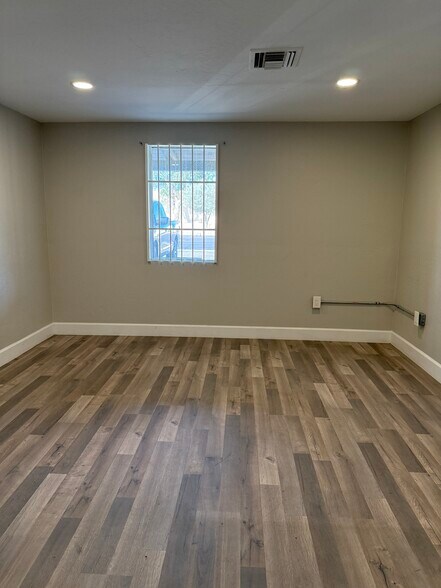 More Photos Of 10729 N 19th Ave, Phoenix Warehouse For Lease