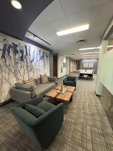 More Photos Of 2701 E Camelback Rd, Phoenix Office For Lease