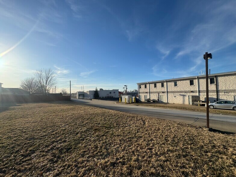 More Photos Of 13425 Snow Rd, Brook Park Freestanding For Lease