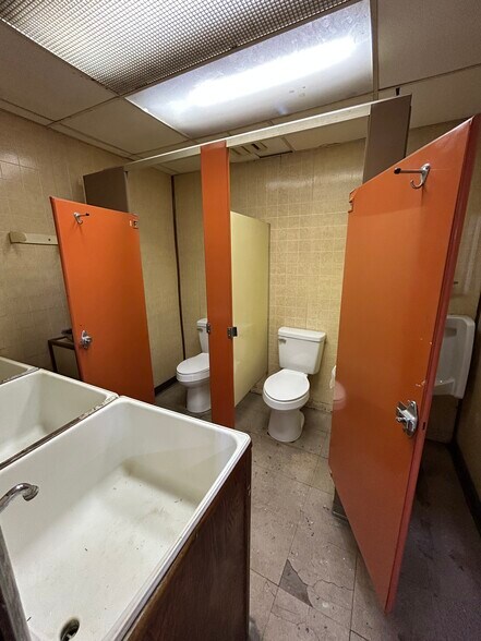 More Photos Of 3521 F St, Philadelphia Warehouse For Lease