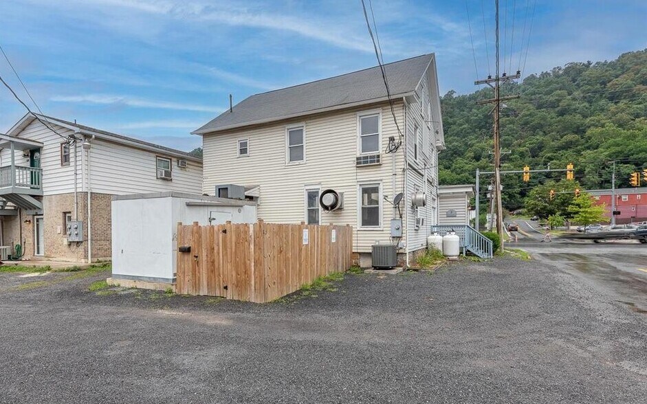 More Photos Of 174 N Washington St, Berkeley Springs Restaurant For Sale
