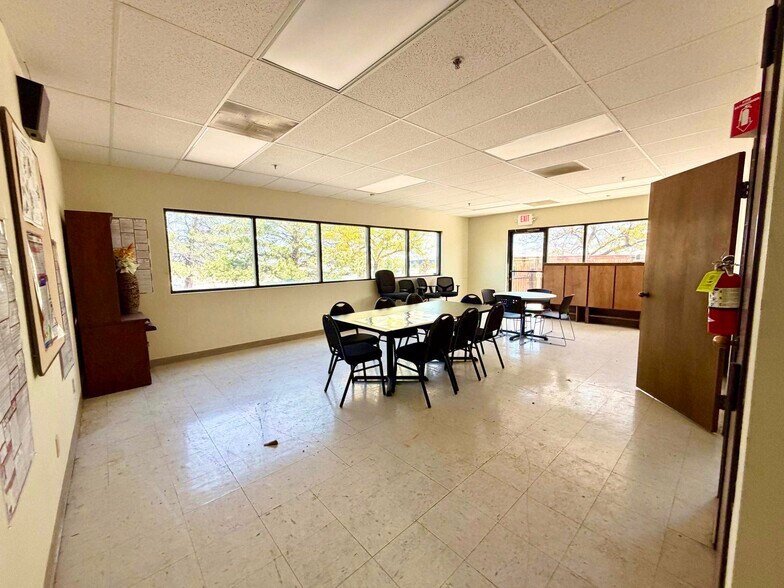 More Photos Of 5 Airpark Vista Blvd, Dayton Manufacturing For Lease
