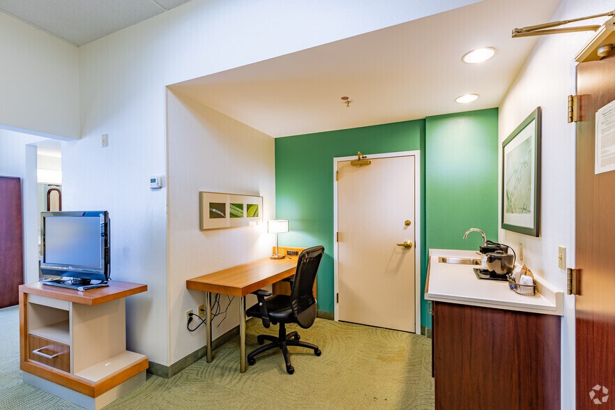 More Photos Of 16 Trinity Point Dr, Washington Hotel For Sale