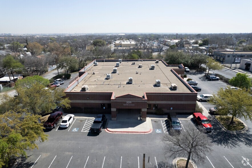 More Photos Of 2011 E Houston St, San Antonio Medical For Lease