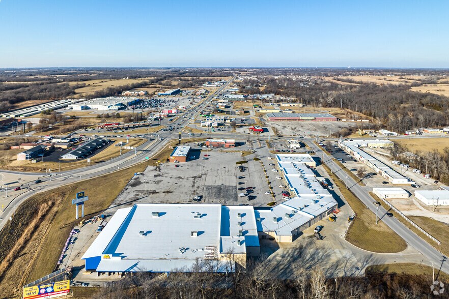 More Photos Of 2007-2061 N Commercial St, Harrisonville Unknown For Lease