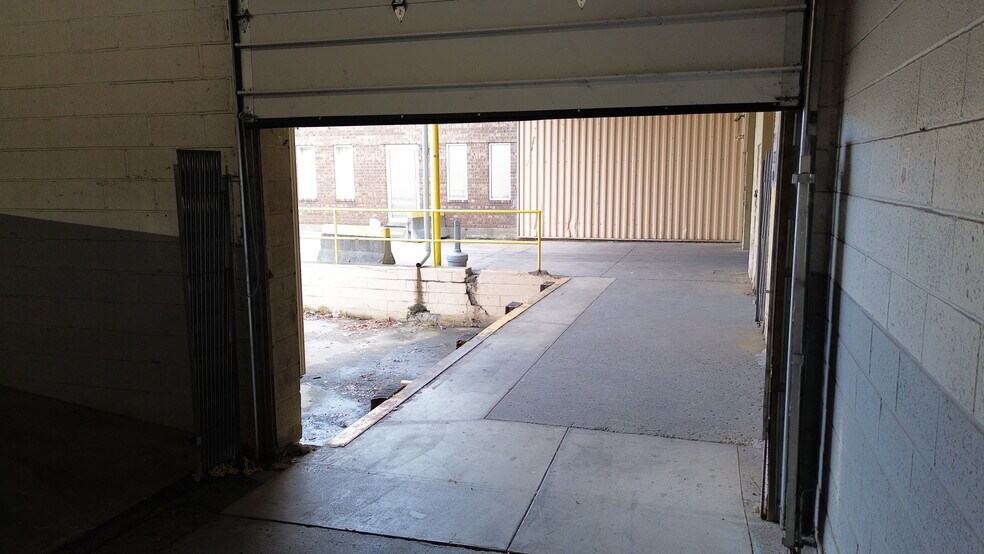 More Photos Of 33220-33250 Lakeland Blvd, Eastlake Warehouse For Lease