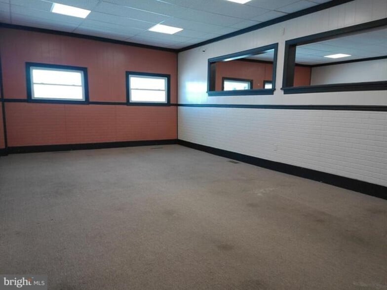 More Photos Of 2 W Market St, Gratz Storefront Retail Residential For Lease