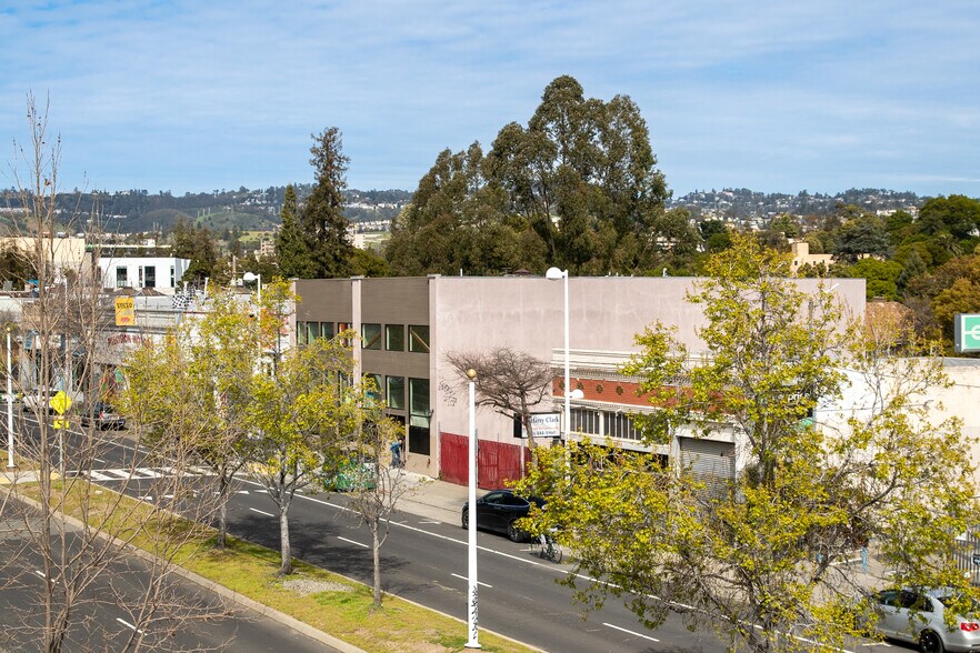 More Photos Of 3050-3052 Broadway, Oakland Storefront For Sale