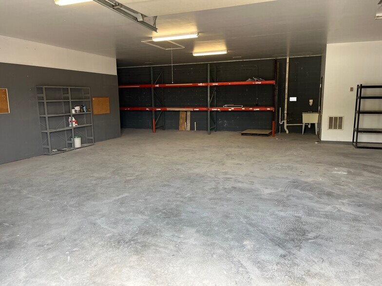 More Photos Of 1115 Lawrence Dr, Columbus Warehouse For Lease