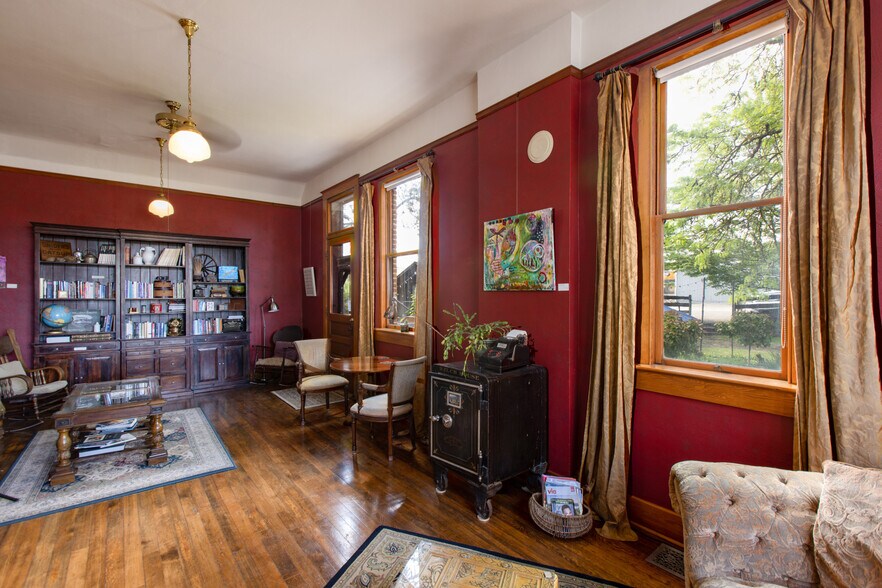 More Photos Of 40 SE Heimrich St, Dufur Hotel For Sale