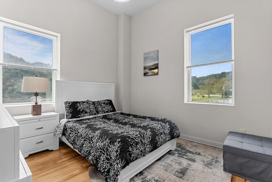 More Photos Of 471-472 W Main St, Fries Medical For Sale