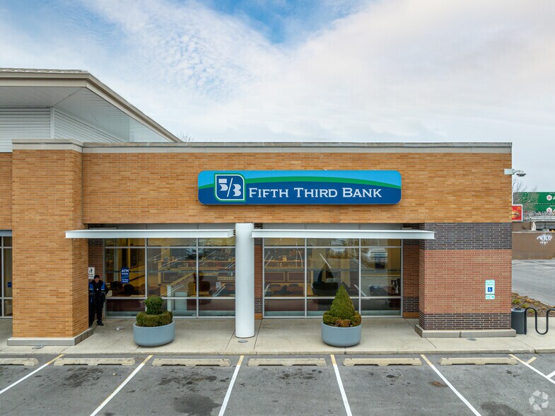 More Photos Of 2504-2548 W Cermak Rd, Chicago Supermarket For Lease