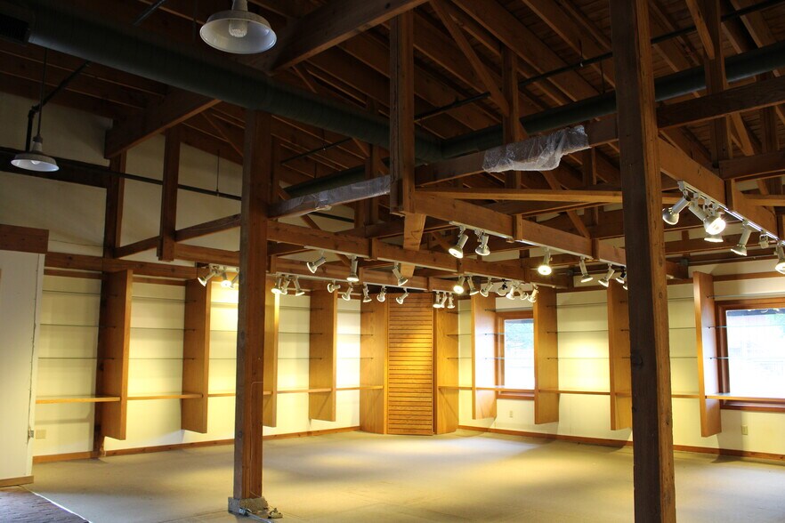More Photos Of 310-340 Water St, Excelsior Freestanding For Lease
