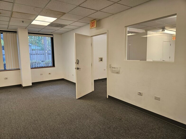 More Photos Of 932 N Wright St, Naperville Office For Lease