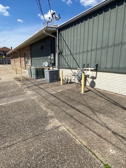 More Photos Of 400-402 E Market St, New Albany Industrial For Sale