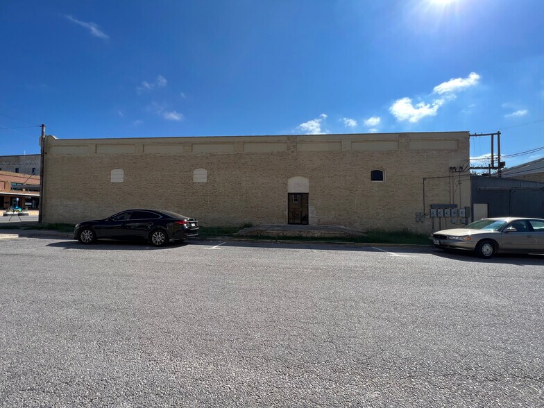 More Photos Of 119 W 2nd St, Taylor Showroom For Lease