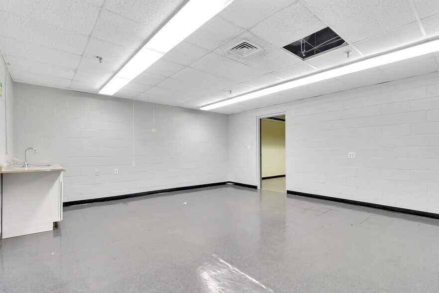 More Photos Of 40 Commercial Ave, Middletown Warehouse For Lease