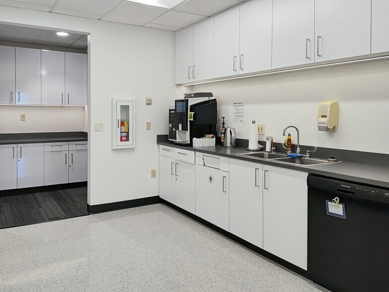 More Photos Of 10202 5th Ave NE, Seattle Coworking Space