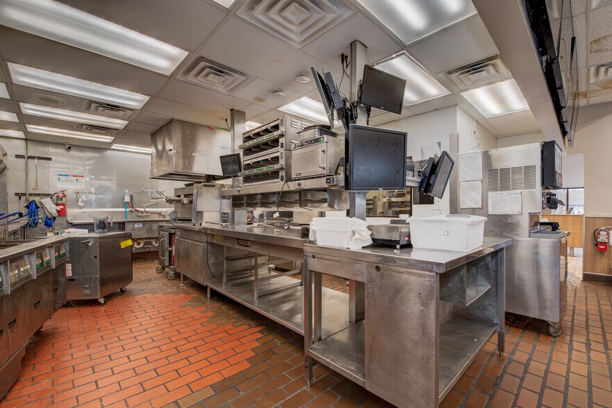More Photos Of 2209 Circle Dr W, Spirit Lake Fast Food For Lease