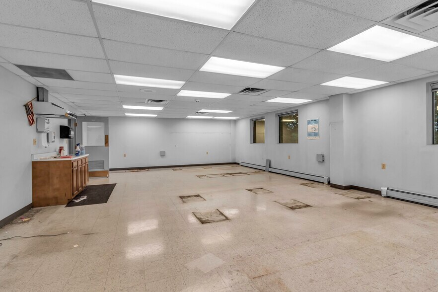 More Photos Of 7290 Nash Rd, North Tonawanda Showroom For Sale