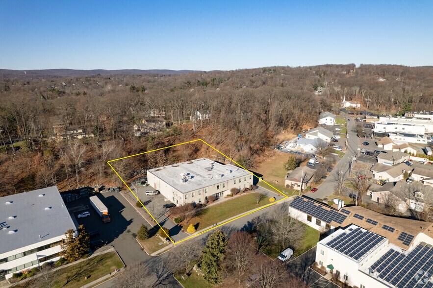 More Photos Of 550 Commerce St, Franklin Lakes Warehouse For Lease
