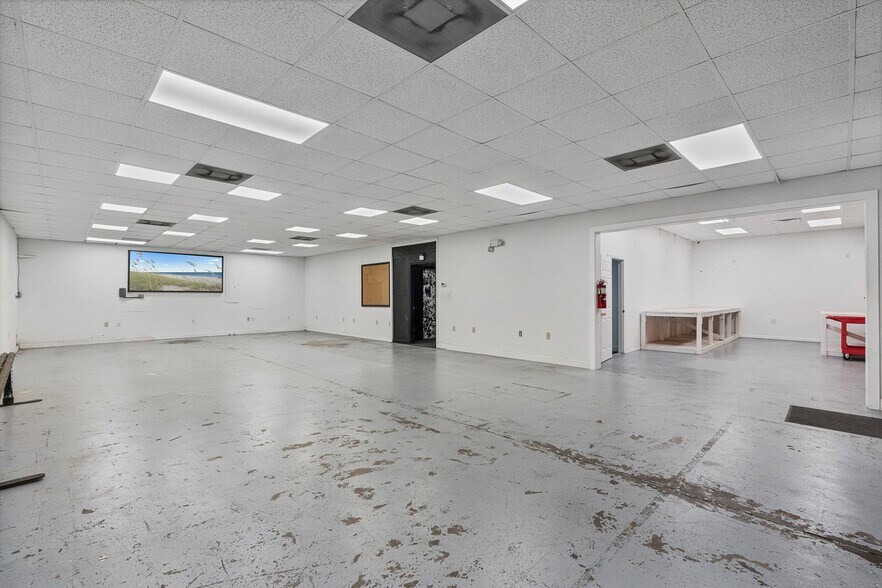 More Photos Of 210 E Palmetto Ave, Longwood Warehouse For Lease