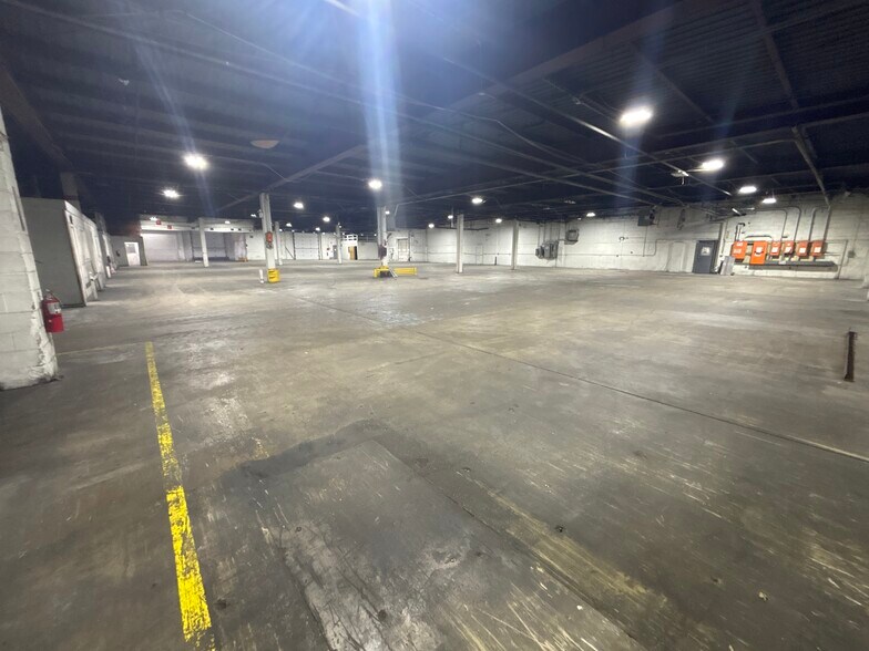 More Photos Of 315 N 9th St, St Charles Distribution For Lease
