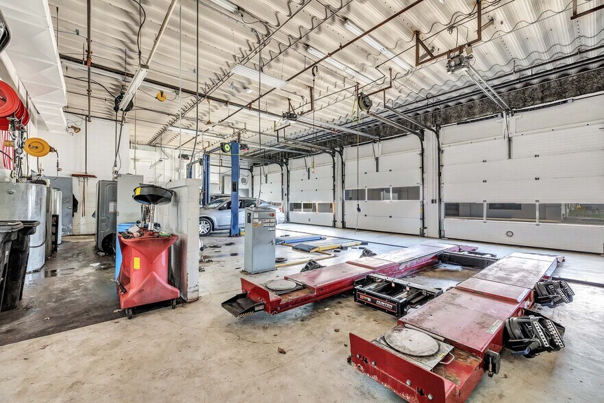 More Photos Of 1988 E Mason St, Green Bay Auto Dealership For Sale