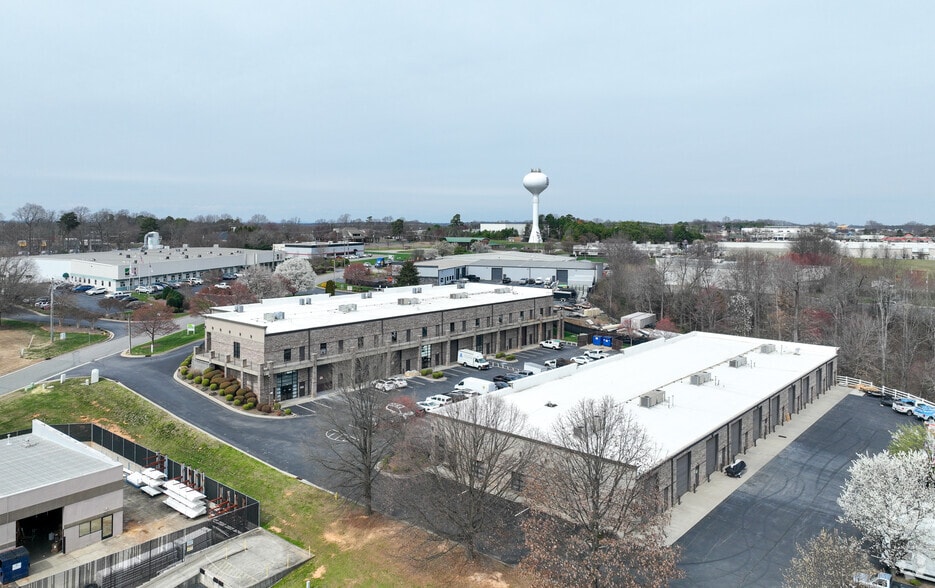 More Photos Of 131 Crosslake Park Dr, Mooresville Storefront For Lease