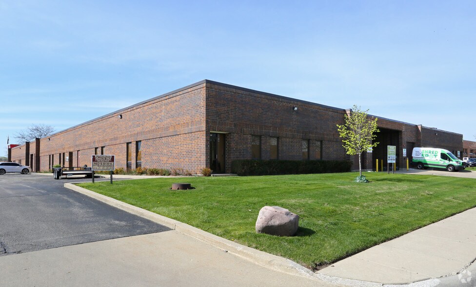 More Photos Of 3131-3141 MacArthur Blvd, Northbrook Warehouse For Lease