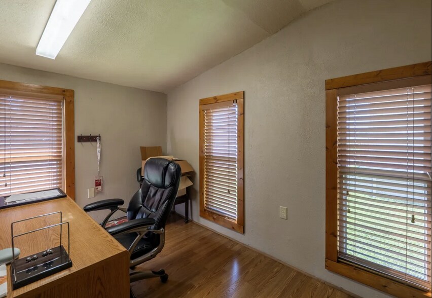 More Photos Of 1201 S Park Ave, Herrin Office For Sale