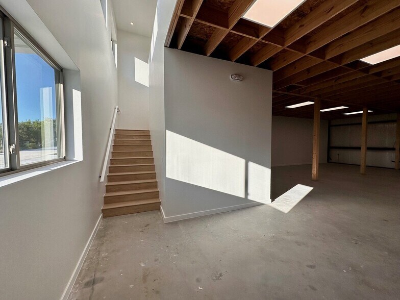 More Photos Of 10100 Darden Hill Rd, Austin Light Distribution For Sale