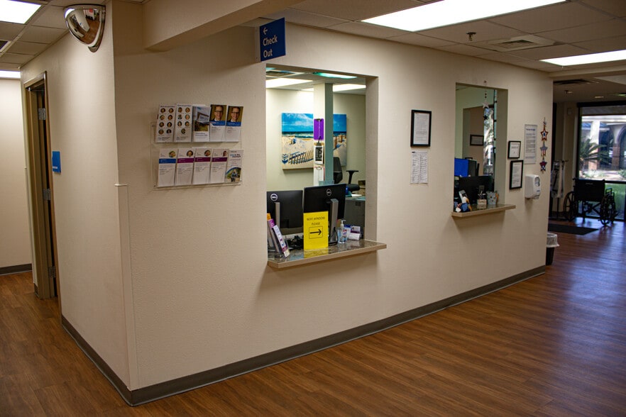 More Photos Of 4501-4551 Davis Hwy, Pensacola Medical For Sale