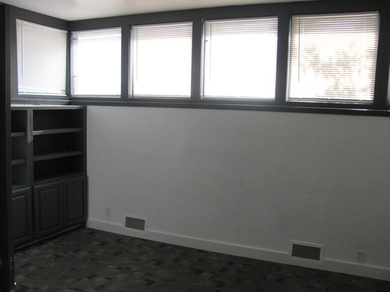 More Photos Of 1002 W Gore Blvd, Lawton Office For Sale