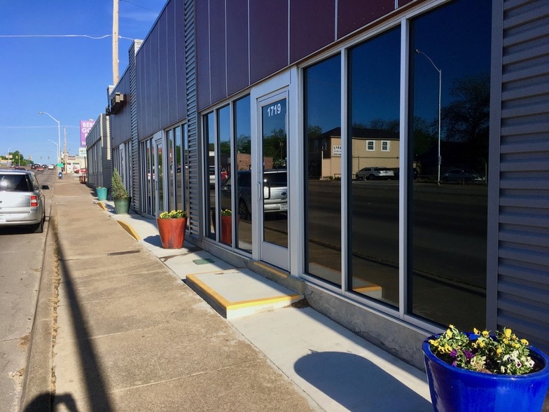 More Photos Of 1715-1721 W Berry St, Fort Worth Storefront Retail Office For Lease