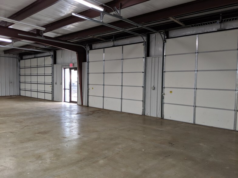 More Photos Of 621-633 N Kessler St, Wichita Showroom For Lease