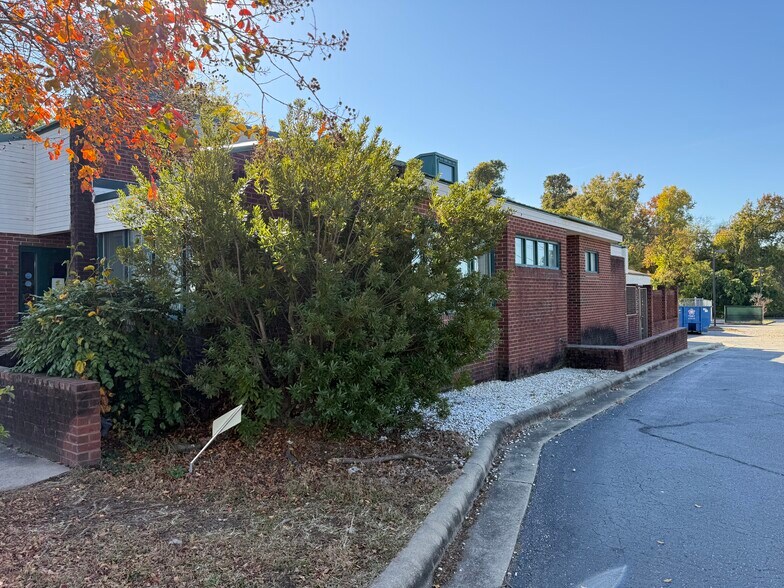 More Photos Of 3309 Bragg Blvd, Fayetteville Veterinarian Kennel For Lease