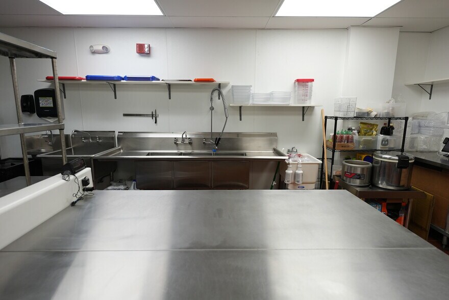 More Photos Of 650 Iwilei Rd, Honolulu Flex For Lease