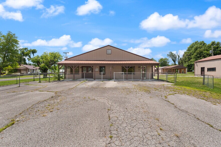 More Photos Of 756 Lakeshore Dr, Scottsburg Flex For Sale
