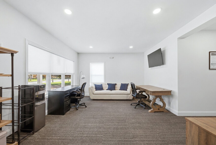 More Photos Of 367 Main St, Oxford Office For Sale