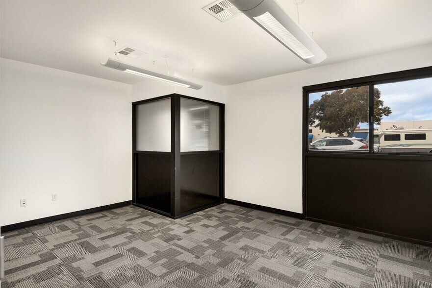 More Photos Of 914-918 Industrial Ave, Palo Alto Warehouse For Lease