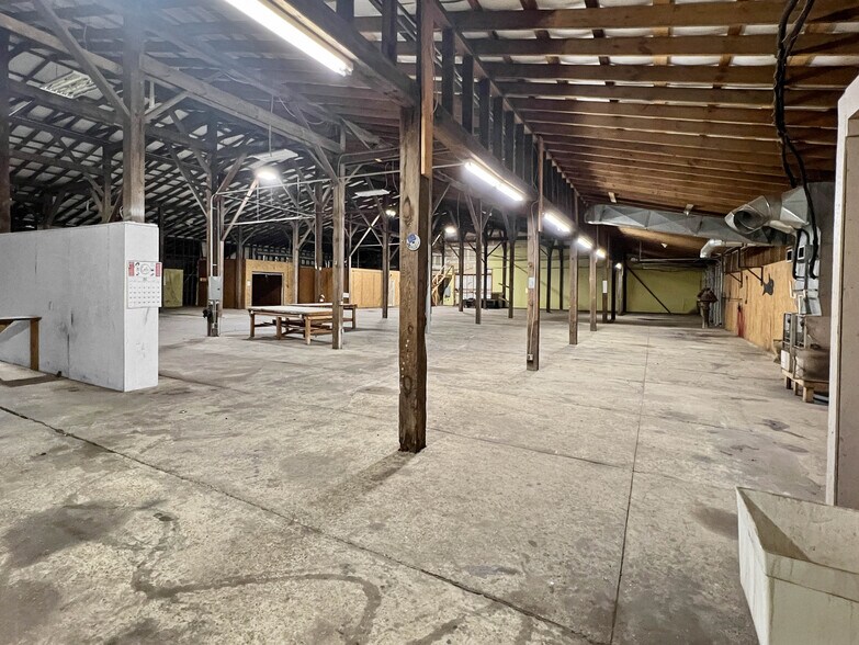 More Photos Of 2721 10th St, Northport Warehouse For Lease
